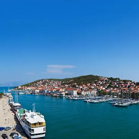 In Okrug Gornji With Seaview, Balcony, Air Condition, Wifi Apartment