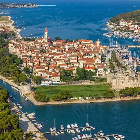 In Okrug Gornji With Seaview, Balcony, Air Condition, Wifi Apartment