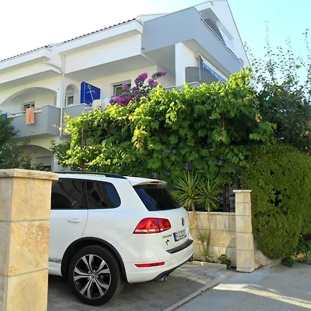 In Okrug Gornji With Seaview, Balcony, Air Condition, Wifi Apartment