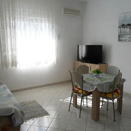 In Okrug Gornji With Seaview, Balcony, Air Condition, Wifi Apartment *